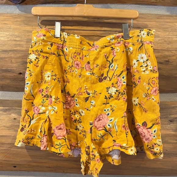 Abound Floral Shorts - Picture 1 of 3